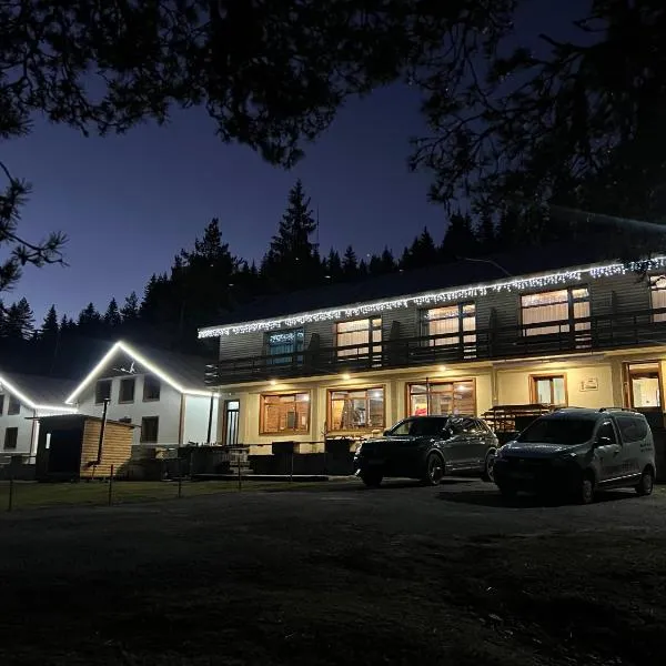 Райски кът “Еленова поляна”, hotel en Dobărsko