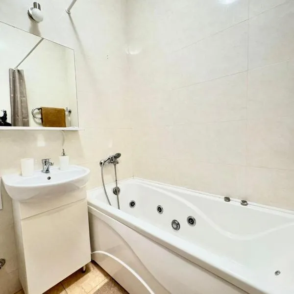 Excellent Comfort with Jacuzzi Nayki Subwey, hotel v mestu Kharkov
