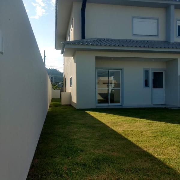 Casa de 140m com 3 suítes em condomínio