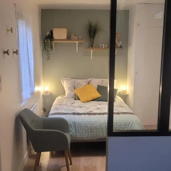 Maisonnette avec jardin proche Paris, hotel v destinácii Saint-Mandé