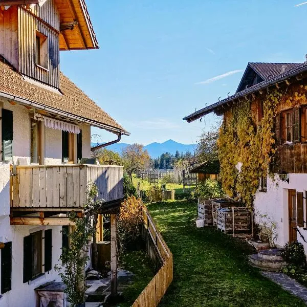 Rost Apartments - Moderne Chaletwohnung nahe Staffelsee 7-8 Personen, hotelli kohteessa Schöffau