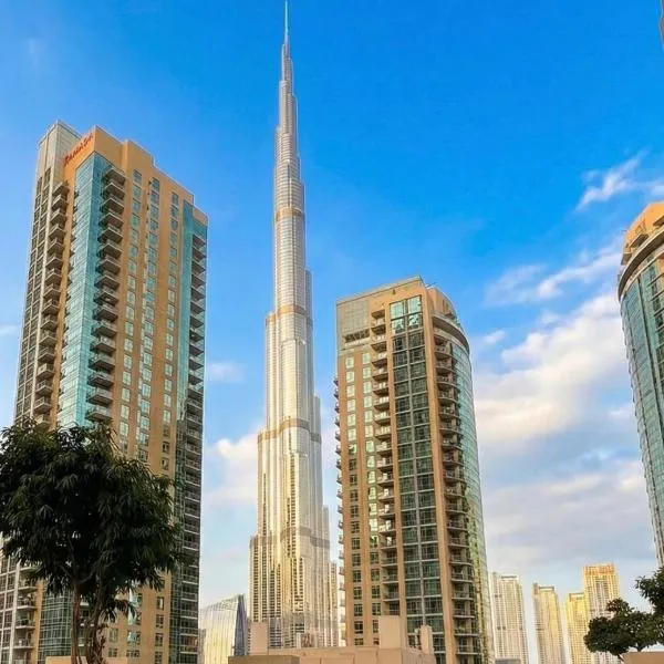 Modern Downtown Luxury 1BR, Walk to Burj Khalifa, Dubai Mall with Pool & Gym, hotel en Dubái