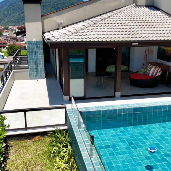Cobertura com piscina e vista para o mar