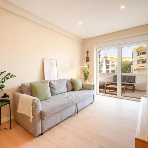 GuestReady-Charming Coastal Getaway, hotel em Almada