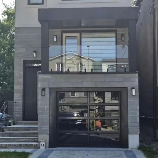 Brand New Private Unit with Parking, Steps to TTC, 15 Minutes to Downtown, хотел в Торонто