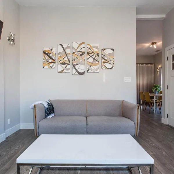 Double Play Wrigley - Prime Location Across from Wrigley Field & Transit - 2BR Apts, hotel i Chicago