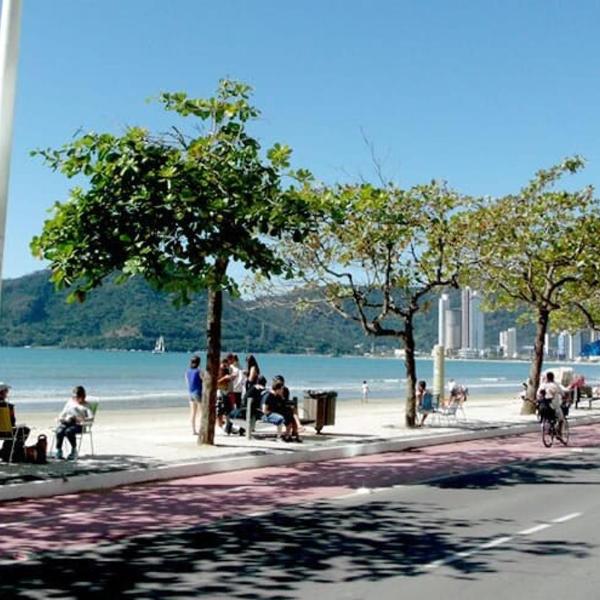 Avenida Atlântica, pé na areia e vista mar!