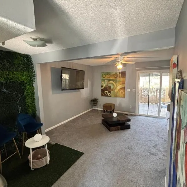 Cozy Retreat with LED and Balcony, hotel i Charlotte