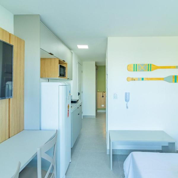 Ocean Blue #02 - Studio com piscina por Carpediem