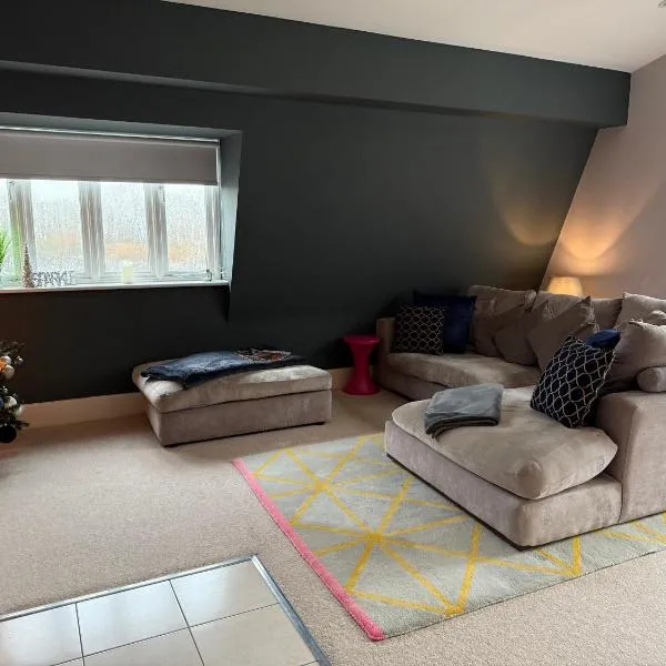 Reed Warbler - HM111 - Lower Mill Estate Penthouse Apartment with Spa Access, hotel a Somerford Keynes