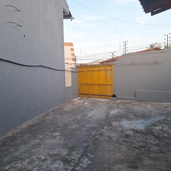 Suíte perto do Centro e Praias AR TV Wifi Cozinha Lavadora - Foto 5