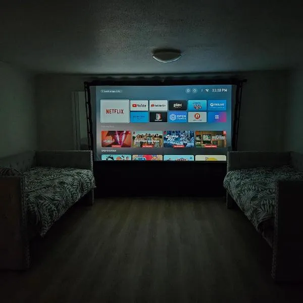 Large Windsor House with 4 Bedrooms Cinema Lounge 10 beds Sleeps 13, Hotel in Windsor