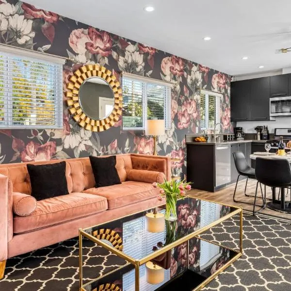 Remodeled 2BDR in Heart of Hollywood w Courtyard Art Deco by AvantStay, hotel i Los Angeles