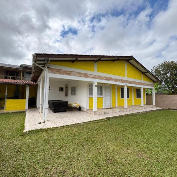 Casa amarela na lagoa de Ibiraquera