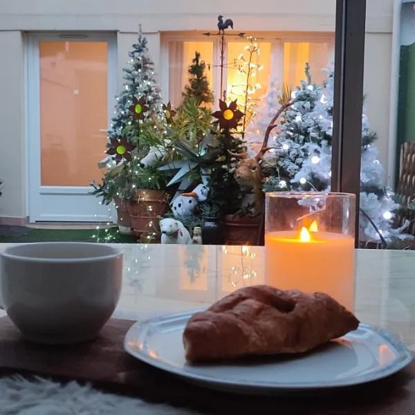 PARIS AUTHENTIC HOUSE Entier 1920's House Métro Line 7 For Groups, hotel v Paříži