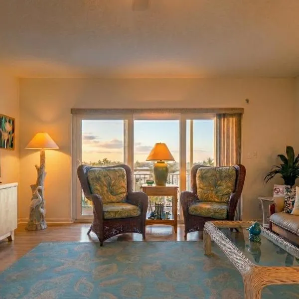 Spacious 3BR Beachfront Condo with Balcony & Parking, Hotel in Satellite Beach