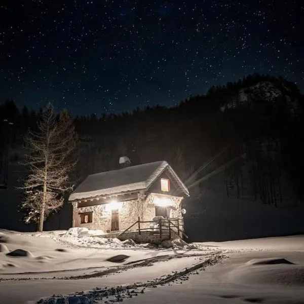 Casa Cantone Devero-baita storica con balcone e giardino, posizione comoda e soleggiata- spazio biciclette, hotel em Alpe Devero