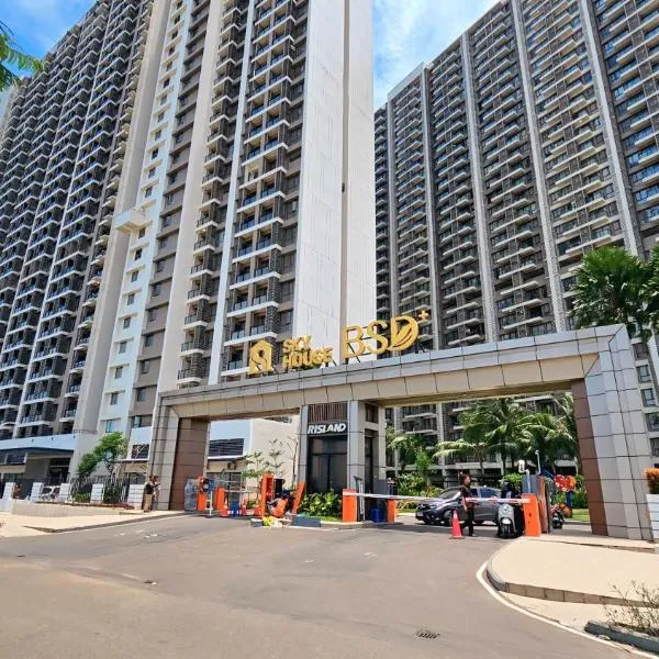 Apartement Skyhouse Bsd TL26K By LiviRooms Tangerang, hotel din Samporo