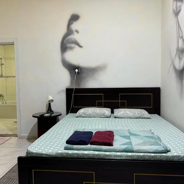 Basic Private Room with attached bathroom - No Parking Space, hotel v destinaci Abu Dhabi