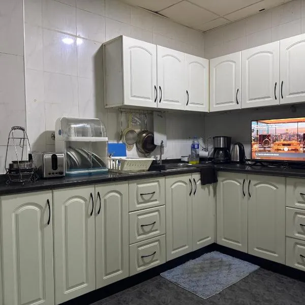 Basic Private Room with attached bathroom - No Parking Space, hotel a Abu Dhabi