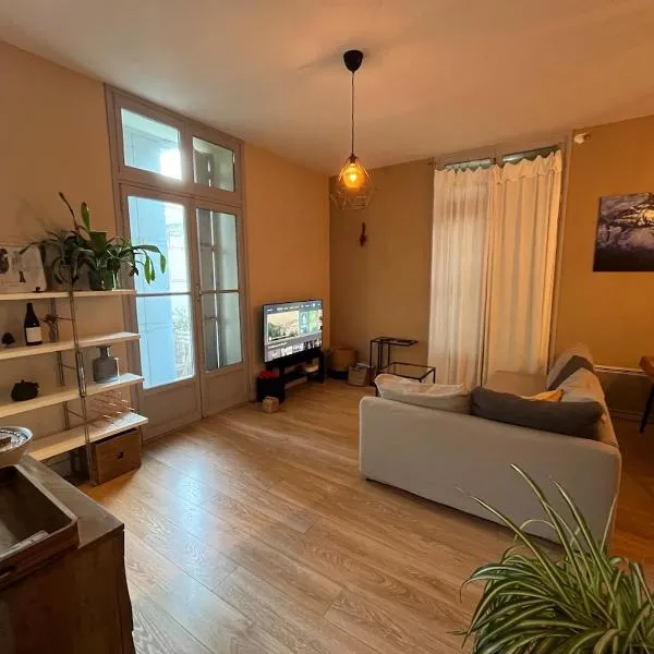 Bright, spacious apartment a stone's throw from Les Halles, Hotel in Sète