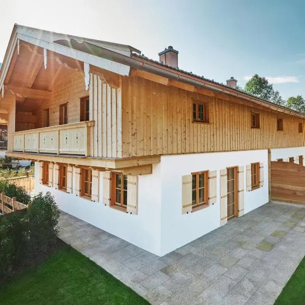 Chalet Kreuth II - Private Alpine Chalet next to Tegernsee for Family & Friends - including Sauna & free parking, hotel di Kreuth