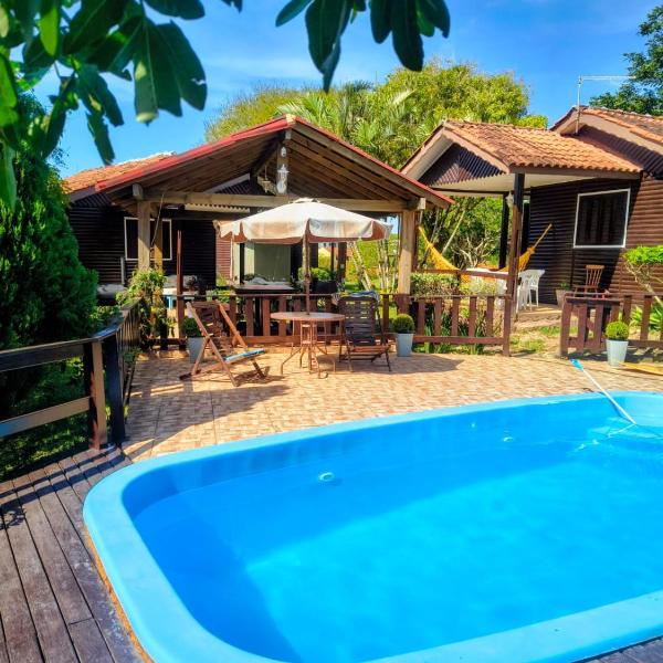 Chalé de 2 dormitórios com piscina e churrasqueira