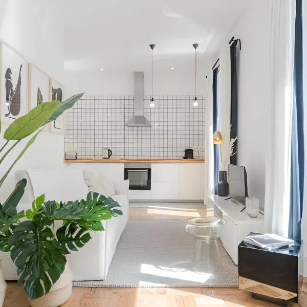 Charming Lisbon 2BR Apartment with Balcony – hotel w Lizbonie