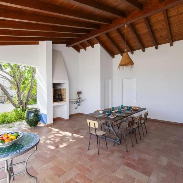 D13 - Eiras Velhas Holiday House in Almádena, hotelli kohteessa Almádena