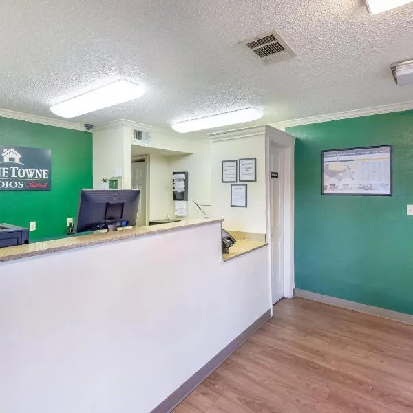 HomeTowne Studios by Red Roof Dallas - North Addison - Tollway, hotel u gradu 'Addison'