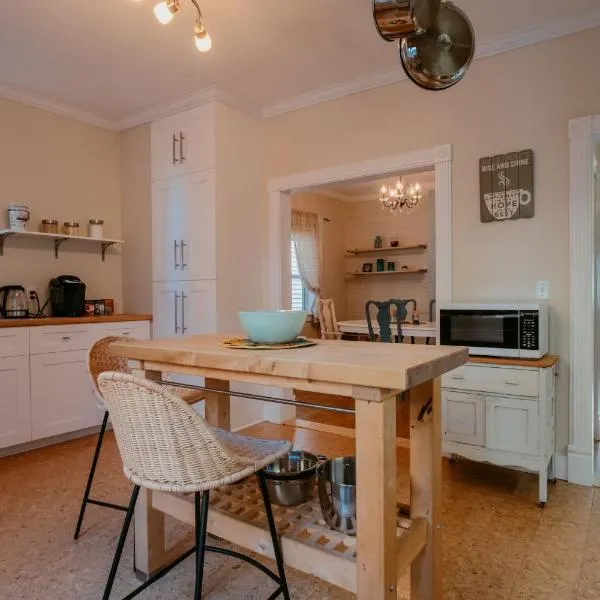 Downtown Heritage Home - 3 Bed with Backyard, отель в Сент-Джонсе