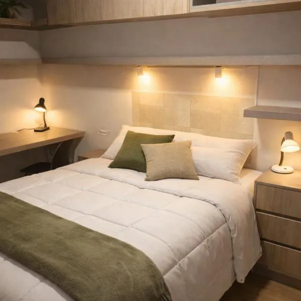 Moderno y cómodo estudio con espacio de trabajo, hotel in Cochabamba