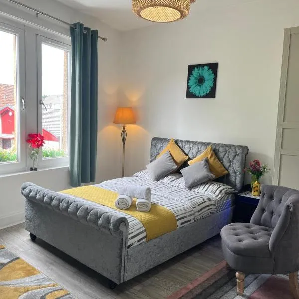 Entire Pet Friendly Apartment Self Check In, hotel en Fife