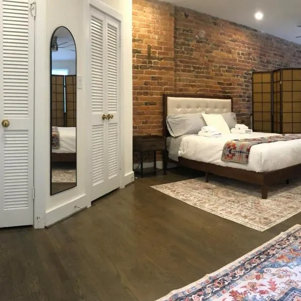 Mt Pleasant Retreat - Entire Brand New Apt in NW DC - Walk to Metro, Zoo, Adams Morgan - Parking, Dog Friendly, hotel in Washington, D.C.