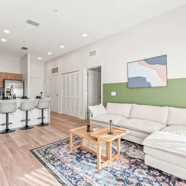 Riviere 3BR Apartment Stylish King Family Pets Friendly Pool & Gym Near Epic Universe, hotell i Orlando