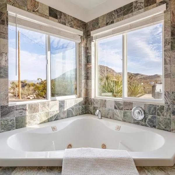 Santuario - 40 acres, EV, hot tub, pool, pizza oven, hotel din Joshua Tree