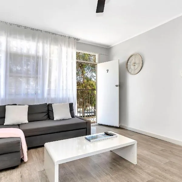 Walk to Beach And Cafes Near City And Airport – hotel w mieście West Beach