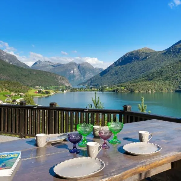 Luxury cabin with amazing views، فندق في سترين