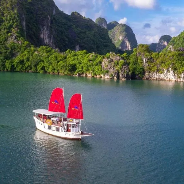 Private Cruise Ha Long Bay - Bai Tu Long Bay, hotel i Ha Long