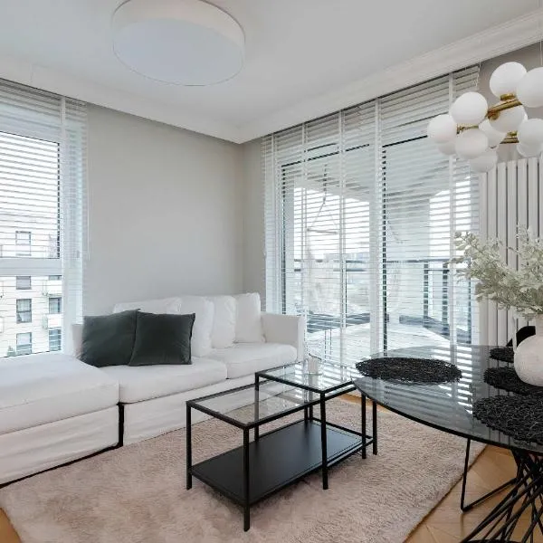 Elegant Apartment with Parking Space and Balcony by Noclegi Renters, מלון בגדינייה