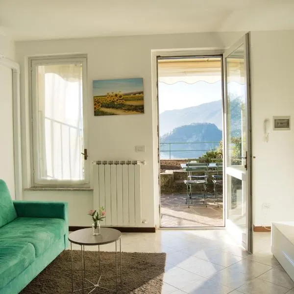 The terrace on Como Lake - Varenna Pino, hotel en Fiumelatte