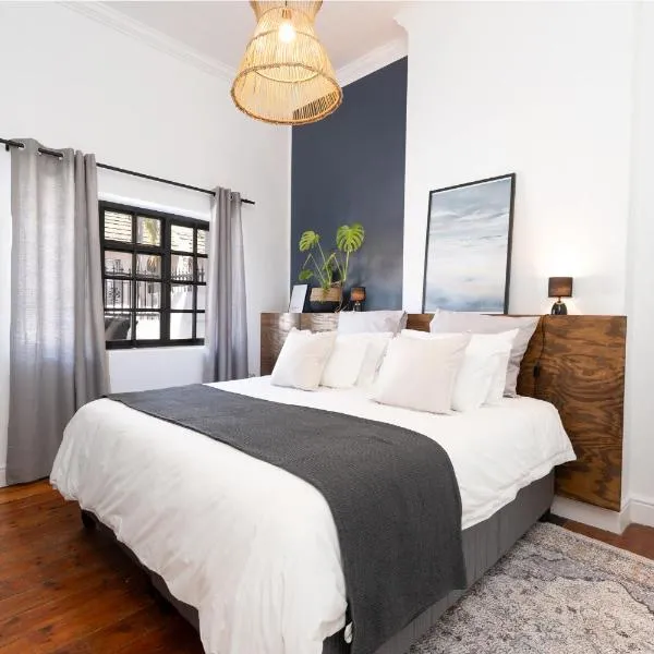 Victorian Gem with Patios & Devil's Peak Vista - 5 min to CBD, hotel in Cape Town