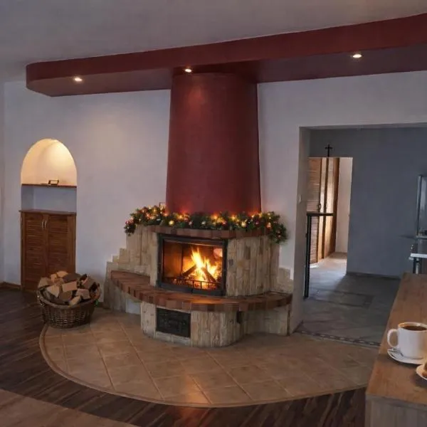 Apartament z kominkiem، فندق في Jugów