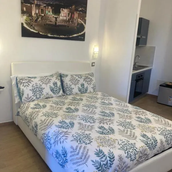 Elegant mini appartments Floridia close to the center private parking, hotel i Taormina