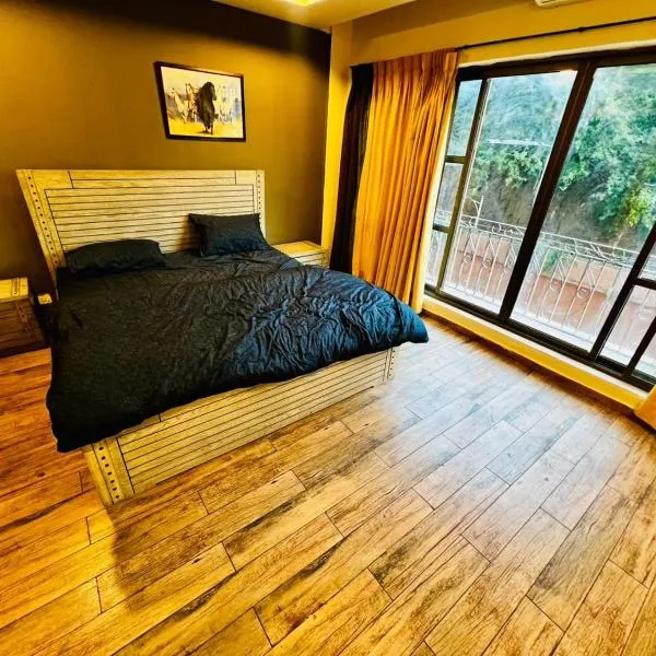 She's living apartment in Islamabad, hotel i Islamabad