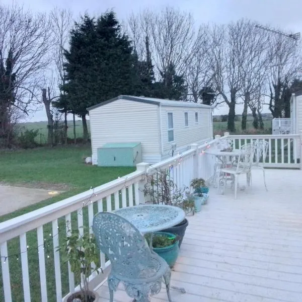 Lovely new private caravan situated at park dean resorts ,st margerets at cliffe white cliffs kent, hotel in St Margarets at Cliff
