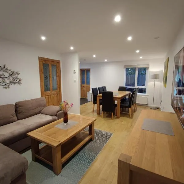 COSY HOUSE, great for family and friends gatherings, CONTRACTOR STAY, free parking, wi-fi, close to the beach, shops, hospital, airport，位于伯恩茅斯的酒店
