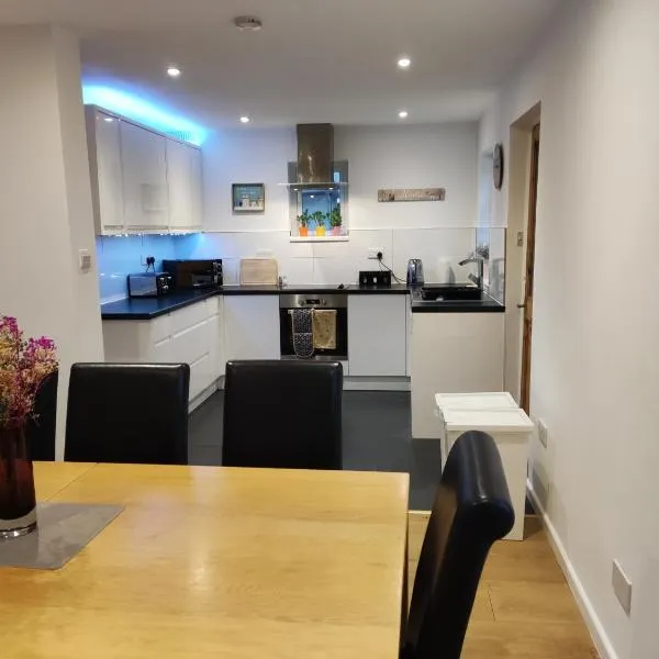 3 Bedroom HOUSE, OFF STREET PARKING, GARDEN, Wi-fi, CONTRACTOR STAY, sleeps 8, close to the beach, shops, hospital, airport, hotel di Bournemouth