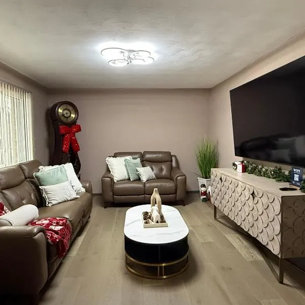 Delightful 3 Bd Home with King size bed, hot tub, playground!、インディアナポリスのホテル