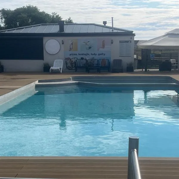 Apartament Niebieski Centrum Sarbinowo w budynku z restauracją, BASEN ZEWNĘTRZNY, PARKING W CENIE, hotelli kohteessa Sarbinowo